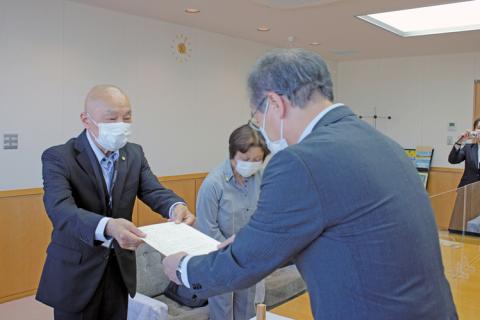 岸田文雄総理大臣のメッセージを市長に手渡す保護司会長