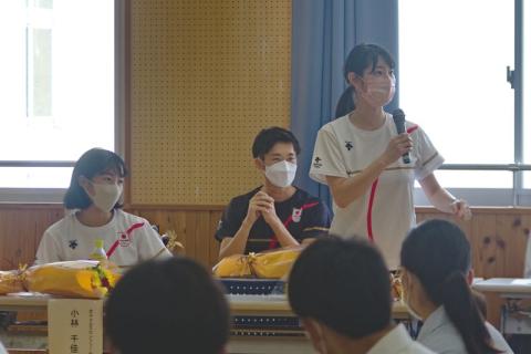 講演後、高校生の質問に答える岩渕さん、山本さん、小林さん(右から)