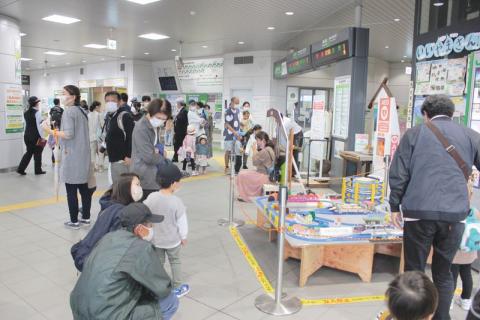 JR飯山駅2階のコンコースには人気のプラレールが