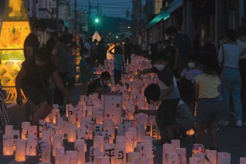 約1万個の灯篭が並ぶ本町商店街。自分で描いた灯篭を探す子どもたちの姿が