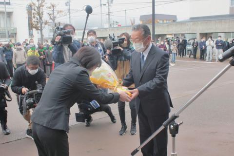 支持者や市職員らに迎えられて初登庁した江沢市長