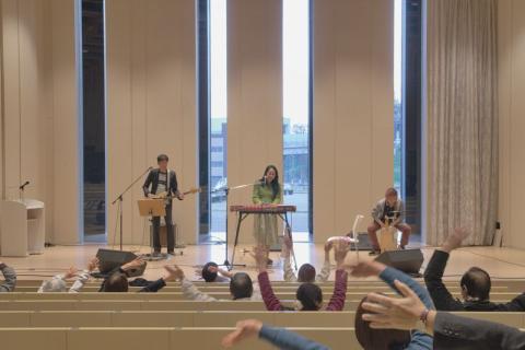 音楽に合わせて体を動かす「ロコモ体操」も