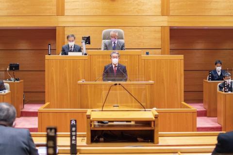 市議会本会議で上程議案を説明する江沢市長