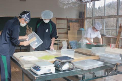 全て新そばの地粉でそばを打ち、提供した下高井農林高そば部員