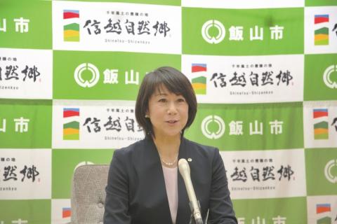 就任の記者会見で意気込みなどを語る伊東副市長