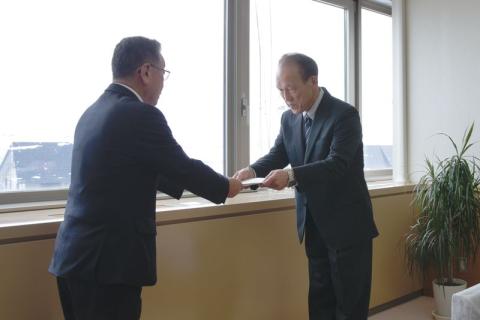 消防団員の処遇改善などを提言する報告書が手渡されて