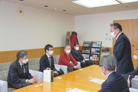 大阪市一行代表らが江沢市長を表敬訪問して