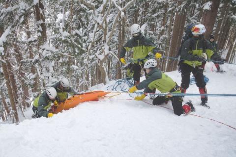 冬山で遭難救助訓練に当たる救助隊