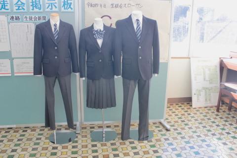 木島平中の玄関で披露されている新しい制服の見本