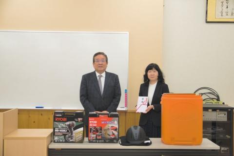 工具などを寄贈した城田社長(向かって左)と藤田校長