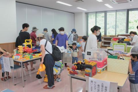 ぬいぐるみやゲーム機などが並んだ「0円リユース」のコーナー