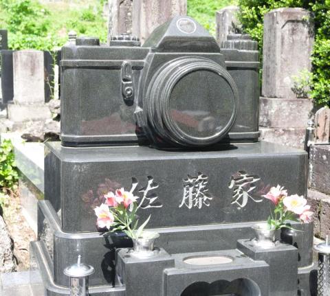 JR蓮駅近くに建つカメラ型のお墓