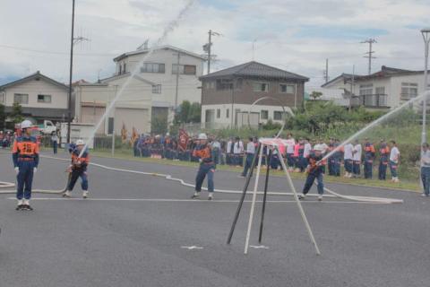 ポンプ車操法の部で優勝した飯山市消防団第7分団の演技
