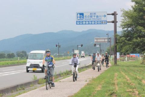 電動アシストのEバイクで北竜湖に向けて走り出す試乗一行