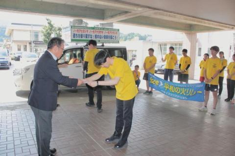 栄村から人と車で「平和の火」がリレーされ、飯山市で要請行動が