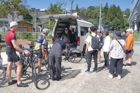 飯山駅前で自転車の調整をするツアー参加者たち