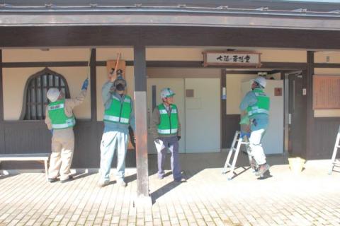 飯山駅に近い公衆トイレで照明などの点検が