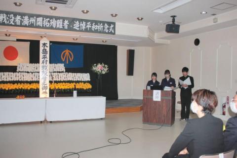 「戦没者の御霊」を前に広島平和学習を語る中学生