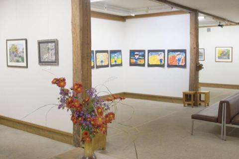 四季折々の北信濃の風景画や子どもたちの作品が並ぶ展示会