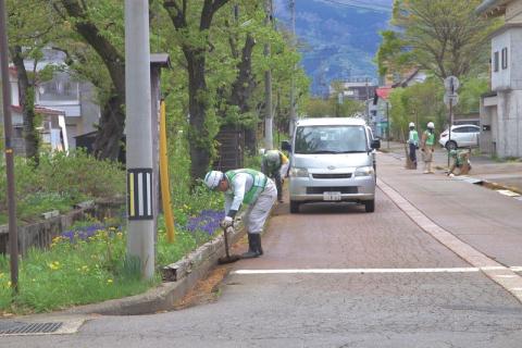 路肩の泥土などを除去する建設業協会員