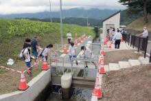学校裏の取水施設で水路開閉など操作を体験する中学生