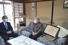 長生きの秘訣などに言葉を交わす大熊さん(右)と足立市長