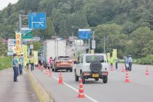 栄村・津南町境の栄大橋付近で行われた合同交通指導