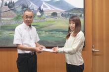 日台正博村長から激励金を手渡される長野さん