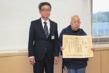 県知事賞状を手に小林五郎さん(向かって右)