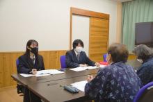 語りの練習に励む高校生たち