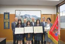 日台村長に全国大会の成績を報告したそば部生徒ら