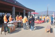 リニューアルオープンした道の駅・花の駅千曲川で狭山茶をPR