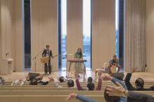 音楽に合わせて体を動かす「ロコモ体操」も