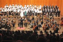 手前に広げられたステージも合唱団やオーケストラであふれた音楽祭