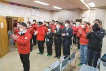 揃いの「赤ジャン」姿で事務所開きが