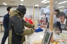 迫真の演技で強盗事犯への対処訓練が