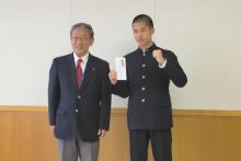 激励金を手に田中秀磨さんと江沢市長