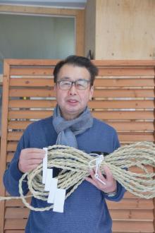 受注生産する手縄を手に出澤さん