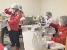 かまくら応援隊などの協力でびん詰め作業が進む