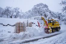 ダンプやロータリー除雪車による雪入れ作業