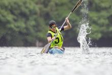 新緑の北竜湖に水飛沫を上げて滑走する選手