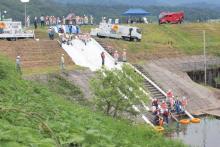 国・県・市の3台の排水ポンプ車による稼働演習(今井川遊水地)
