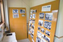 12月に開業100周年を迎える西大滝駅待合室の一画で写真展が