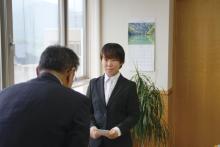 江沢市長を表敬訪問して世界選手権への決意を語る小林さん