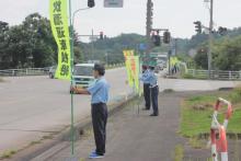 伍位野交差点でドライバーに安全運転を呼びかける人波作戦が