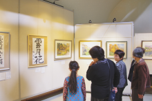 村民らによる力作の芸術作品を楽しんで