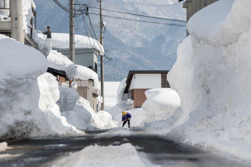 飯山市街地でも2㍍を超す大雪に見舞われた昨冬の大雪